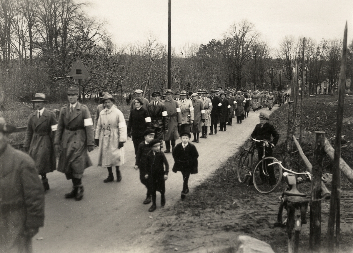 Röda Korset på marsch i Urshult, ca 1935.
Valborgsmässoafton (?).