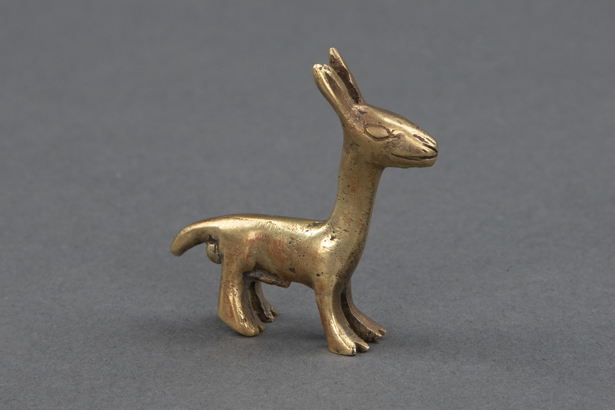 En sølvamulett, en gullamulett, to lamaer i sølv, to lamaer i gull.