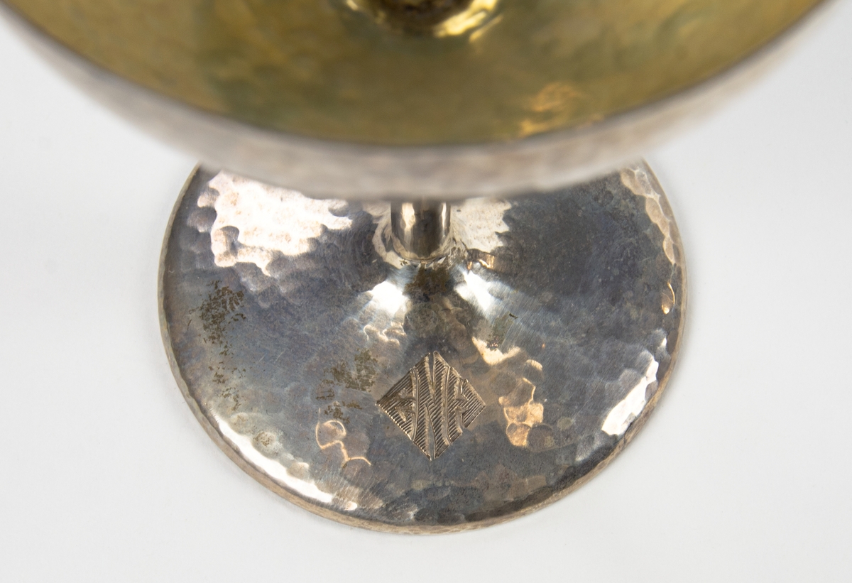 Bägare av sterling silver, förgyllda invändigt. På foten är initialerna ENH ingraverade. 6 st.