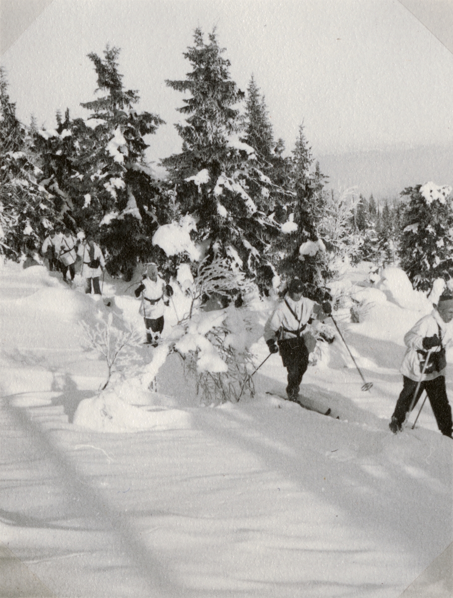 Text i fotoalbum: "AIHS vinterfältövning vid Sälen 15.-22. febr. 1942. Fjälltur 21/2".
