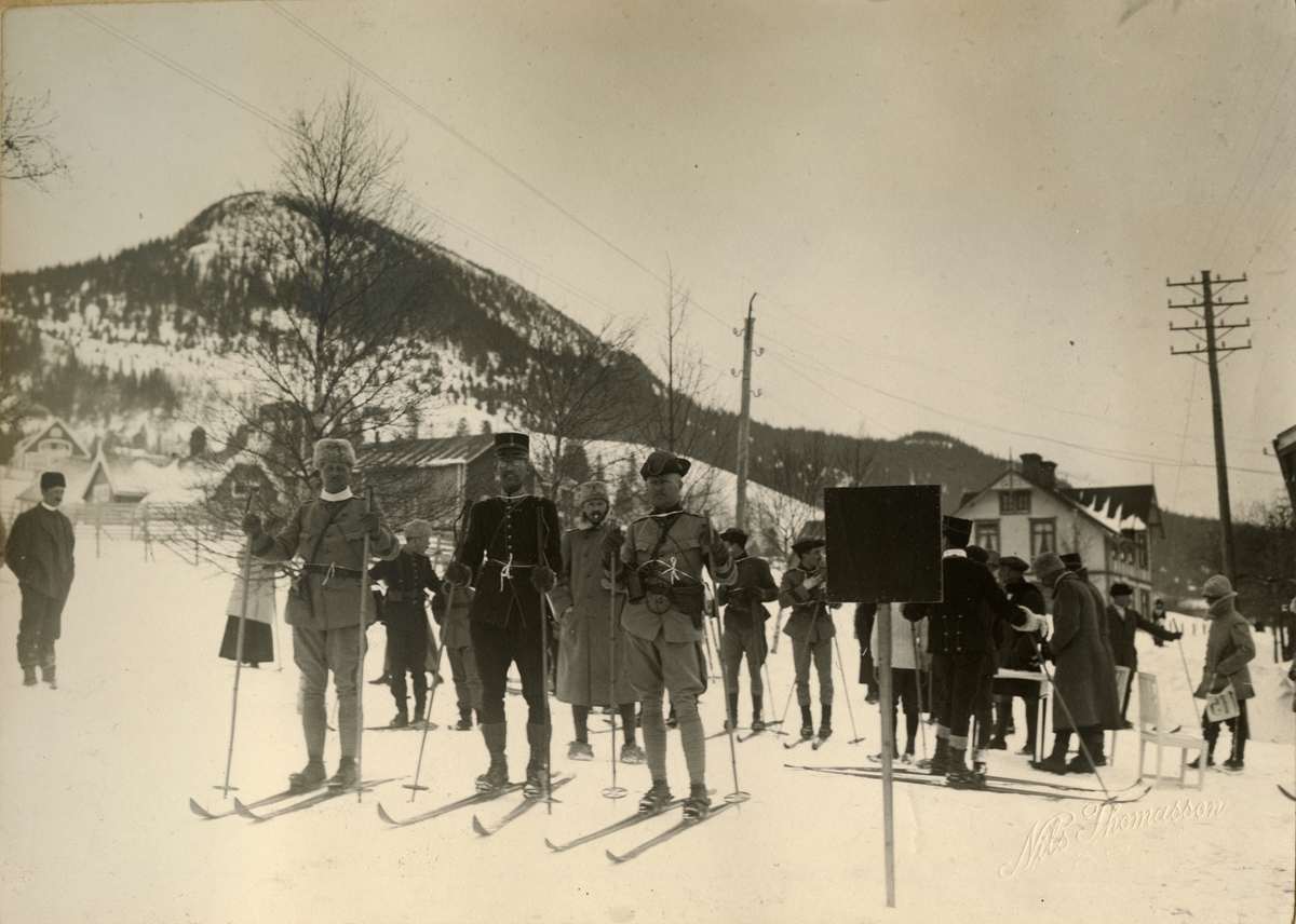 Text i fotoalbum: "Officerstäflingarna i Åre den 9 mars 1913".