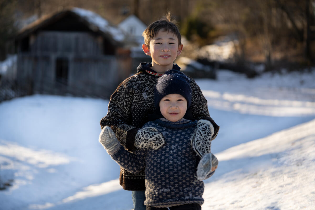 To gutter med votter og ullgensere i vinterlandskap.