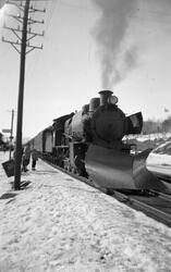 Påsketog fra Bergen på Geilo stasjon, trukket av damplokomot