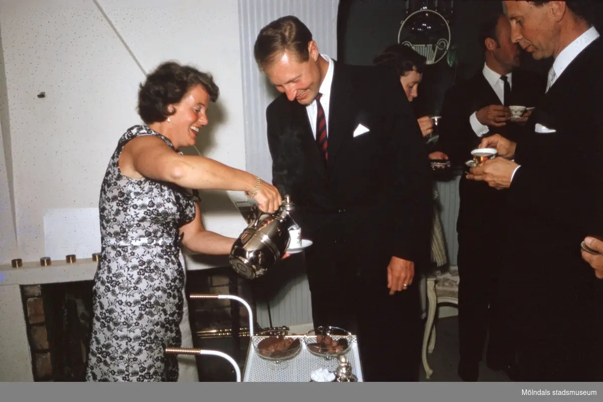 Margit Wannerberg serverar kaffe. På kalas med närmaste vänner (okända) i Pixbo, efter 1958.