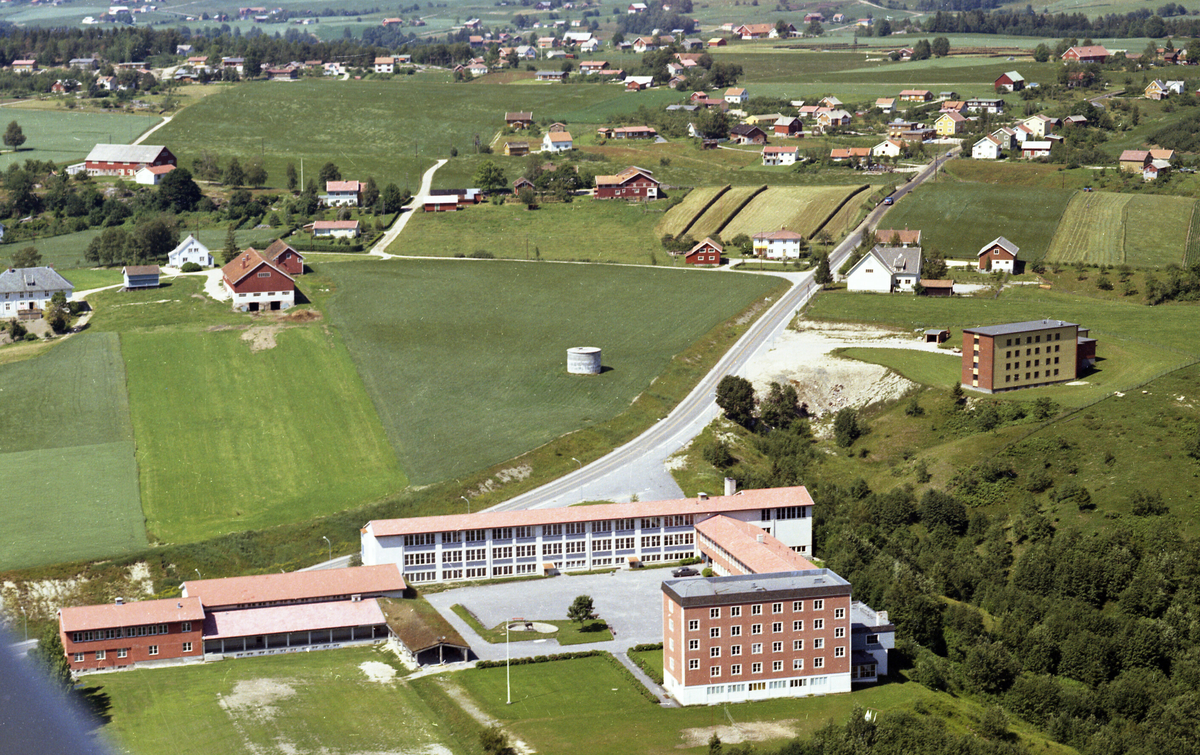 Flyfoto av Bø gymnas- og statsrealskule, tatt 08.07.1970.