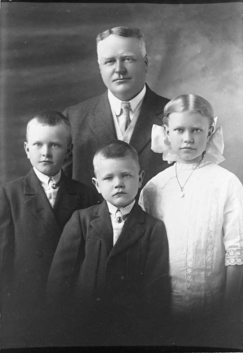 Dr. Med. Johan Serkland med barn. Rothsay, Minnesota, 1915. Sigdal