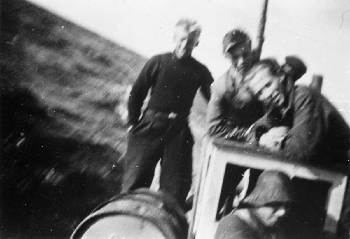 Motiv av mannskap ombord i "Klegg", M-230-HØ, under overfarten til Shetland 28 august 1941.