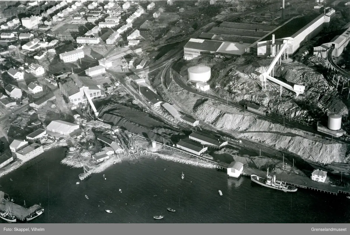 Flyfoto av deler av A/S Sydvarangers anlegg i Kirkenes med nærliggende bebyggelse