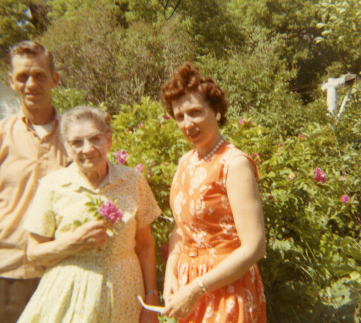 Glenn og Beverly Hellekson med mor Annie Hellekson.  Amerikabilde.  Tatt i juni 1970.