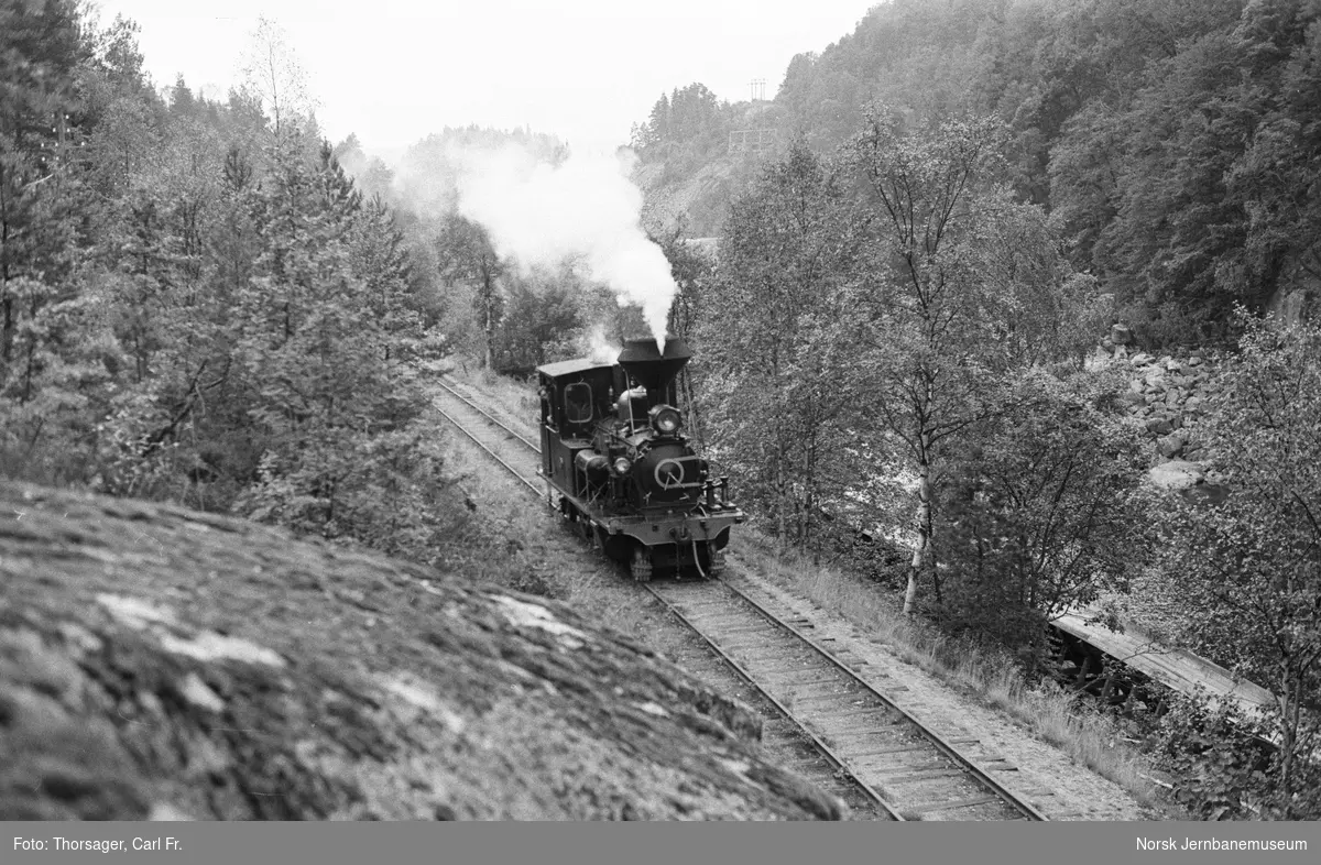 Setesdalsbanens damplokomotiv type XXI nr. 2 nær Grovane