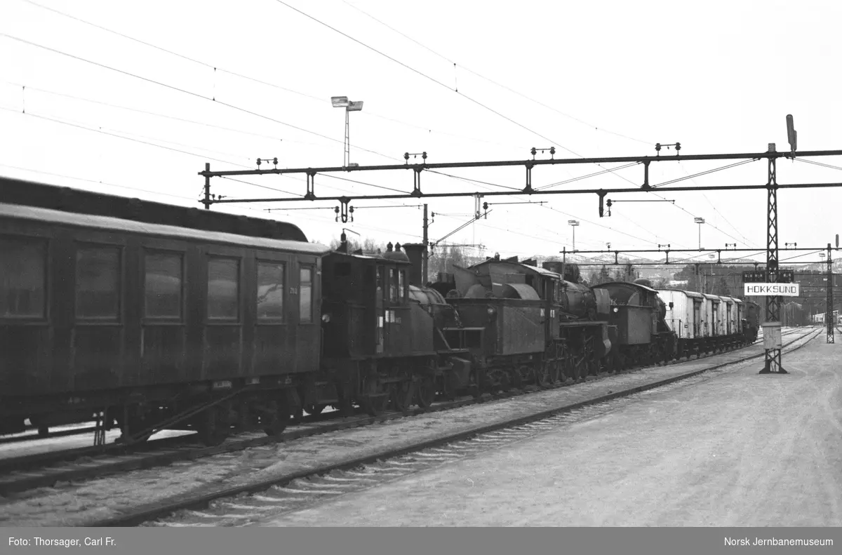 Elektrisk lokomotiv El 1 2013 med tog med damplokomotivene 23b 443, 26c 411 og 24b 236 og delevogner på Hokksund stasjon. Toget er underveis til Kløftefoss på Krøderbanen