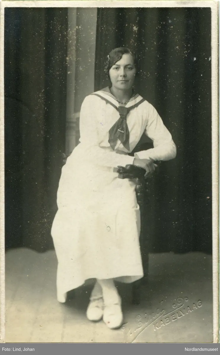 Portrettbilde av en ung kvinne i matroskjole med kallenavn Koba.