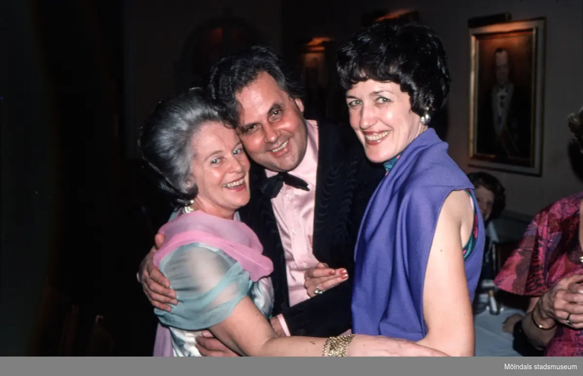 Margit Wannerberg (till vänster) med sin älskade kusin Folke Ryberg och han fru Loni som firar Margits silverbröllop den 9 april 1977.