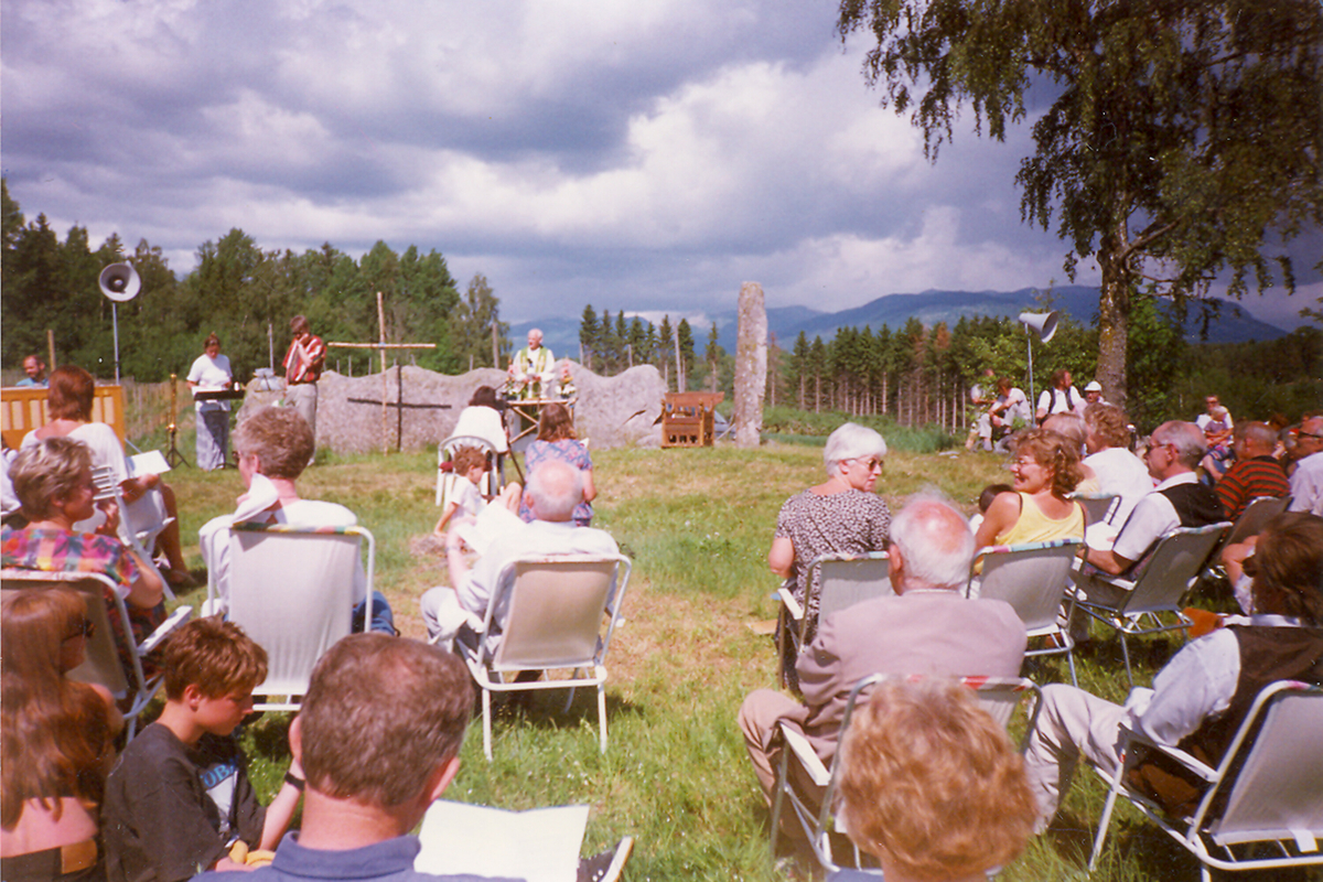 Åtte bilde frå gudsteneste på Gårahaugen i 1997  