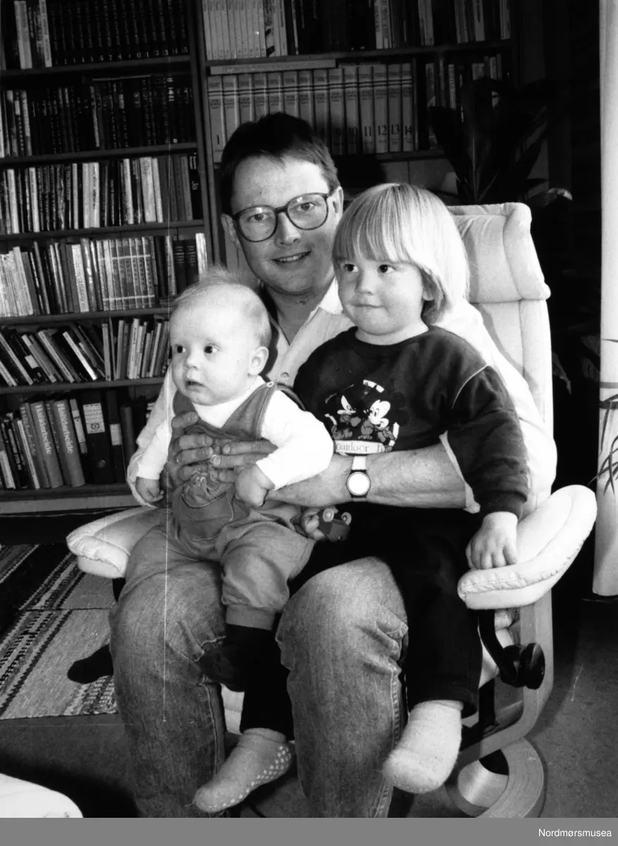 Nils Sigurd Gjøstøl. Smøla, med sine små barn på fanget. 19701994. Nå