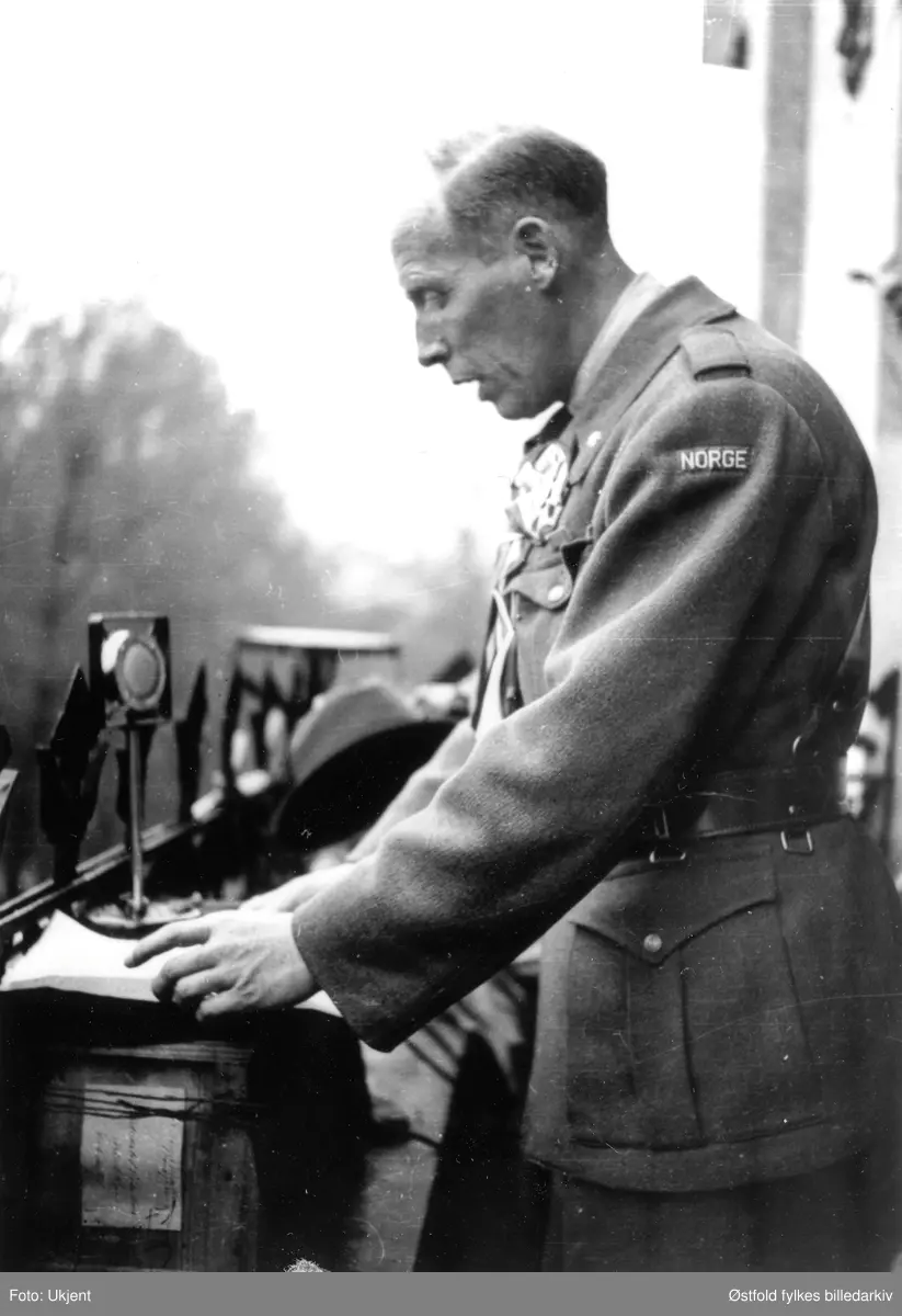Rektor Hans Nerdrum, sjef for Sivorg, siviladministrasjonen i Østfold, taler 17.5. 1945 fra balkongen på Lykkeberg.