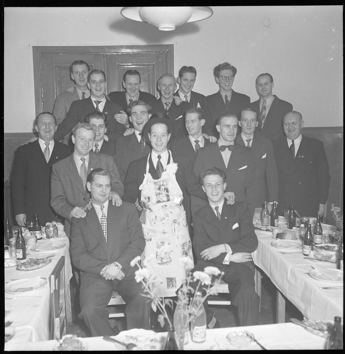 Grupp oidentifierade män på kalas. Eventuellt en svensexa. Nov 1950