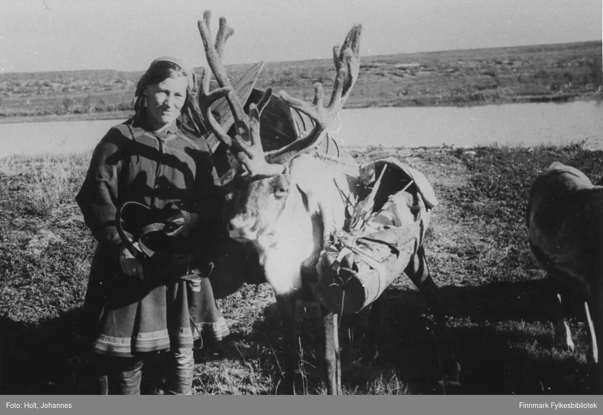 En samisk kvinne med sitt barn som sover i komse, Kautokeino 1946.