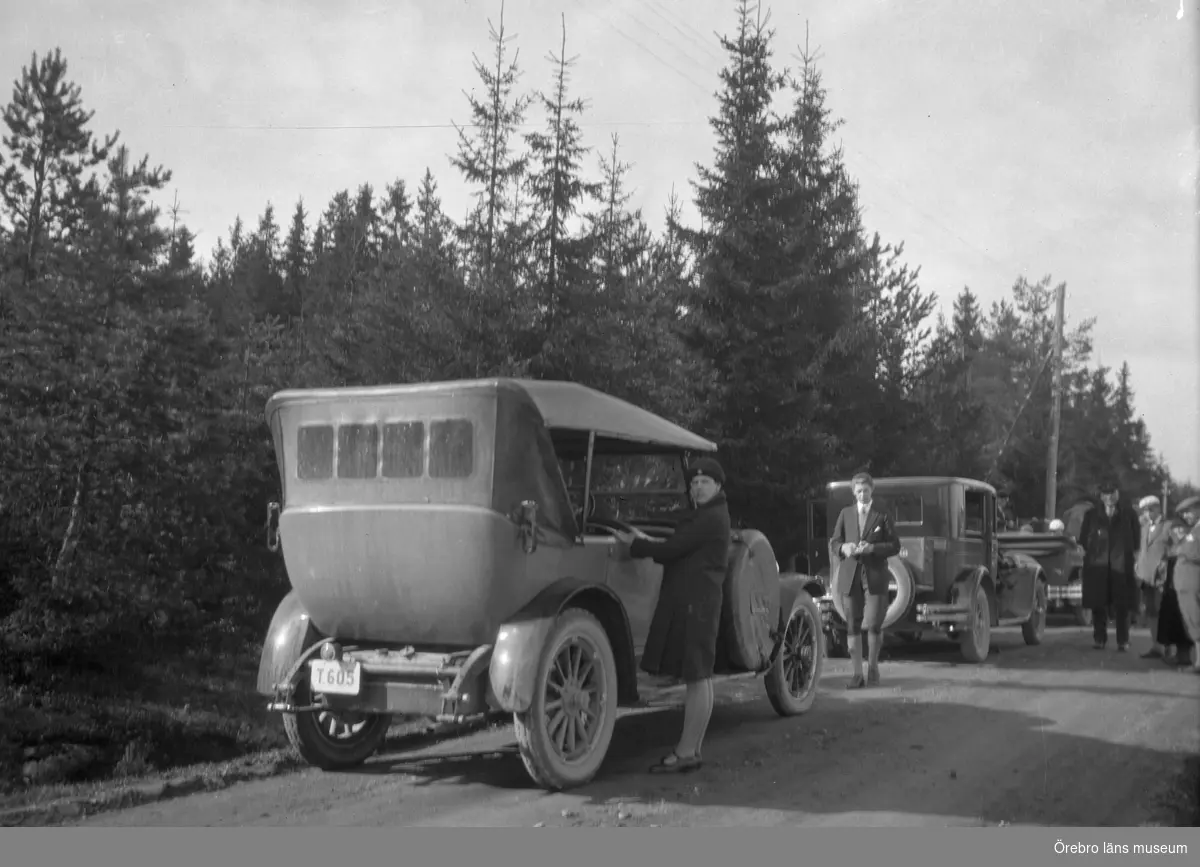 Bilar och personer. 
Den närmsta bilen är en Hudson Super Six, en modell med 40 hästkrafters sexcylindrig motor. Den registrerades 14:e maj 1920 och ägdes av Gottfrid Thermaenius, Örebro.