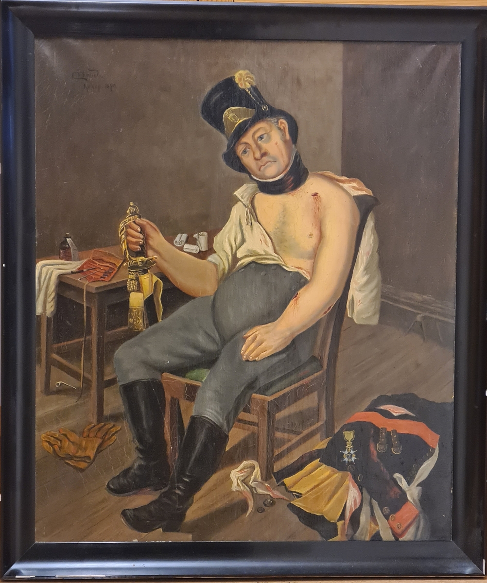 Målning av Ulrik von Schwartzenhoff. Mannen sitter på en stol och är sårad i armen och axeln. Han håller i en värja med höger hand och har en hatt på huvudet. På bordet intill ligger kirurgiska instrument, en flaska och en trasa. Hanskarna ligger kastade på golvet och under bordet ligger en kritpipa. Hans rock med dess ordnar ligger slängd på golvet.

Målningen är kopierad från ett original 1890 av C. Ekmark.