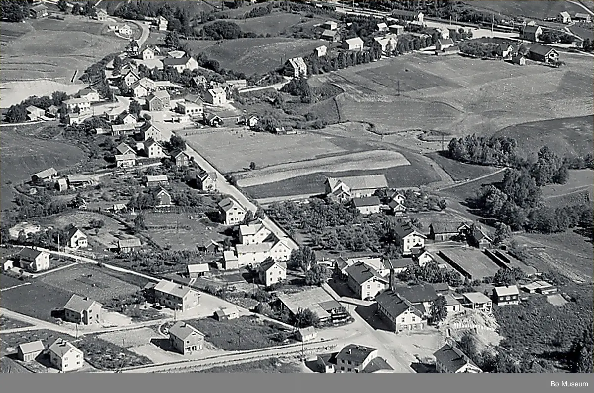 Flyfoto av Bø sentrum i 1950 - Midt-Telemark museum / DigitaltMuseum