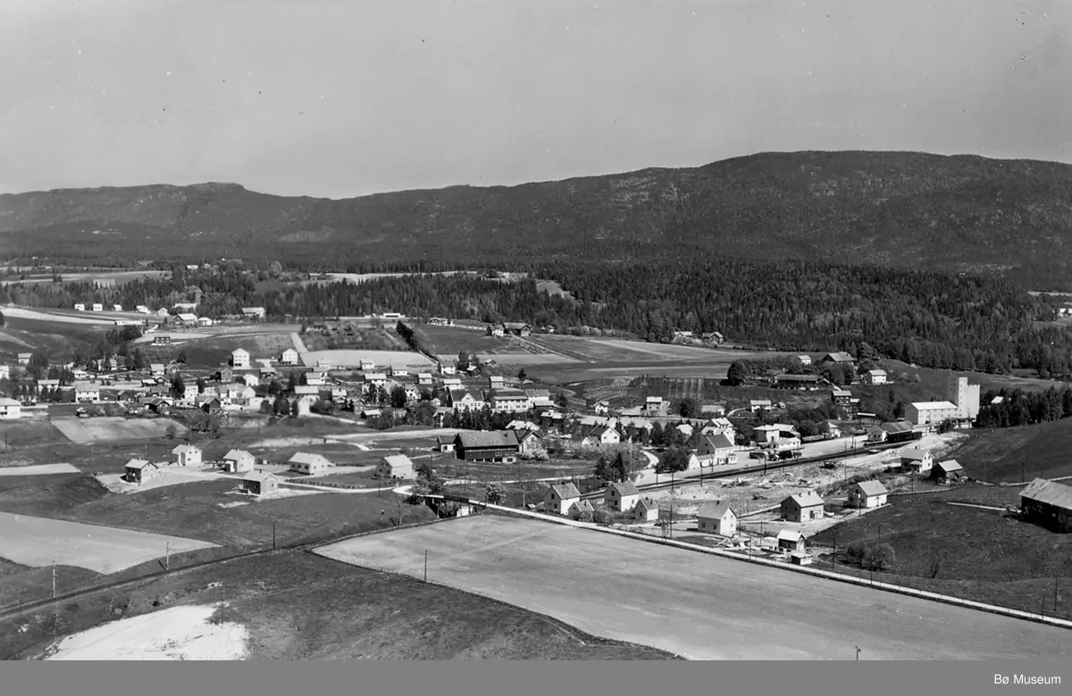 Flyfoto av området kring Bø stasjon og mykje av Bø sentrum. - Bø Museum ...