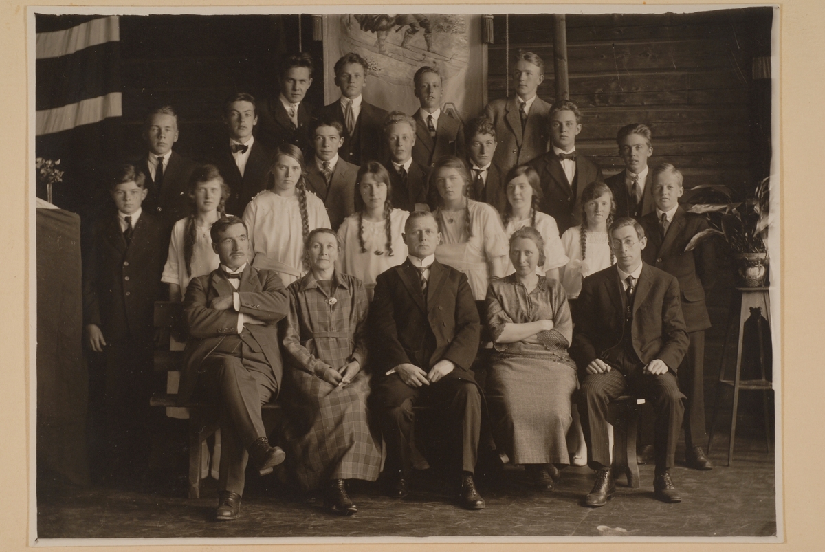 Lærere og elever ved Røros middelskole 1923