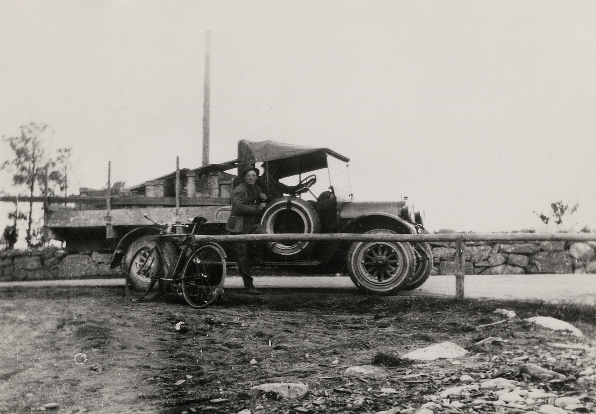 Två män vid en lastbil (omarbetad personbil) någonstans i Kronobergs län, ca 1920.