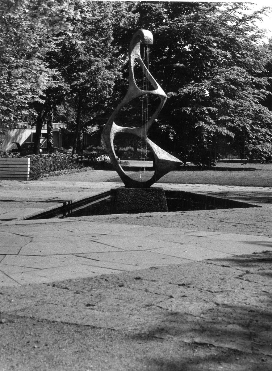 Skulptur som heter Resonans  och finns i Örebro
