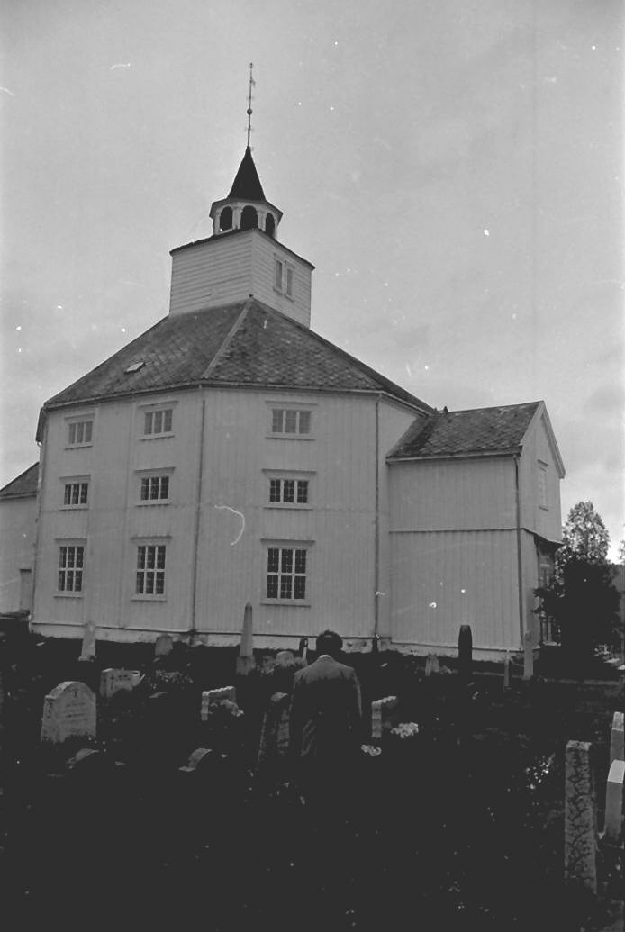 Tolga kirke, sogneprest Arne Skjånes. 