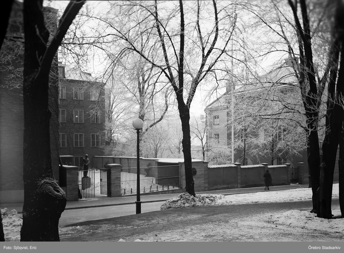 Park utanför Örebro sparbank, 1940tal Örebro Stadsarkiv / DigitaltMuseum