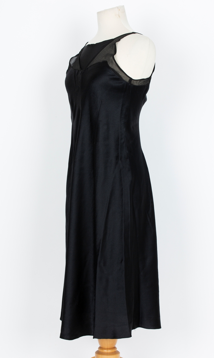 Underkjole. tilhører sort selskapskjole levert til Follo museums utstilling i 1992 "I kjolekø og knipling  - Miniskjørt og Thights" 

Dyp, V-formet hlasringing. Chiffon-stropper med trekantet chiffonstykke på ryggen.