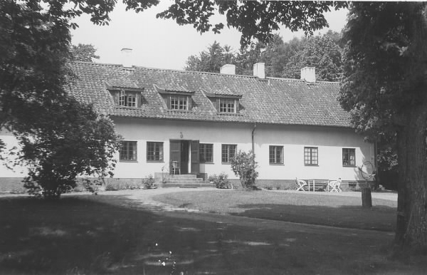 Gården Rösan i Onsala. Bostadshuset sett från entrésidan med trädgården framför huset. Fastigheten är mycket gammal och har ägts av olika kaptener och andra personer. Nuvarande boningshus lät direktör Torsten Kreuger uppföra år 1921.