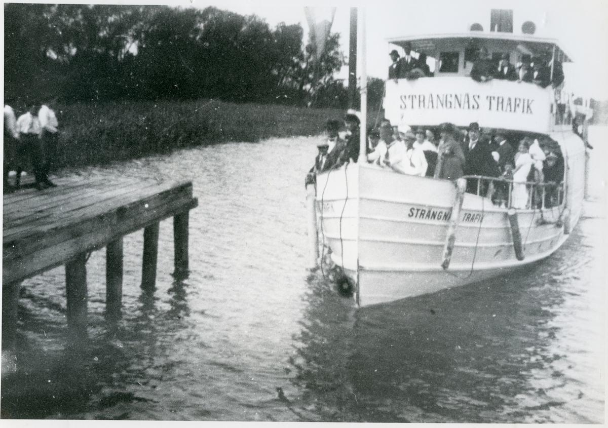 Västerås, Ängsö.
Lustresebåten "Strängnäs Trafik" på utfärd till Ängsö, 1926.