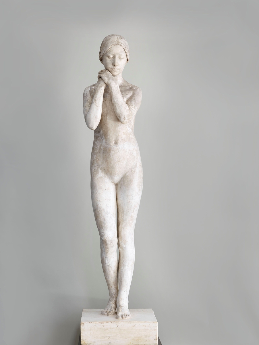 "...jeg har villet skildre den zarte og usikre 15 aars gamle pige." Støpt i bronse til Nasjonalgalleriet i 1899 og til skulpturparken ved Anders Svor Museum i 1993.
