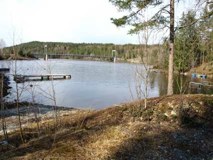 Hedfarten til veien over isen når den var farbar. Fergekaia lå litt lengre syd.  I bakgrunnen ses Kroksund bru som ble åpnet i 1964.  Foto: Bodil Andersson, Østfoldmuseene - Halden historiske Samlinger.