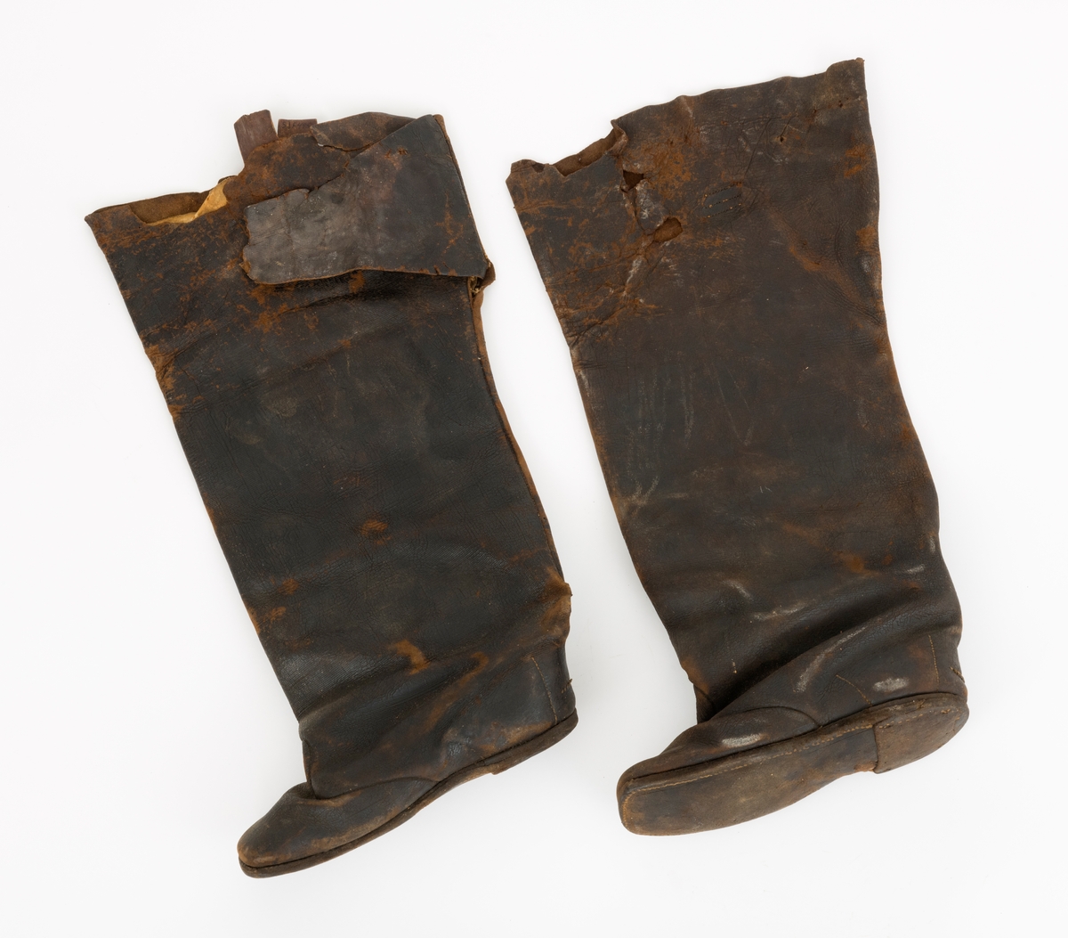 Støvler av lær med for av saueskinn/lammeskinn. 
Har tilhørt Amund Olsen (Holtet), bestefar til giveren. Anskaffet i 1870-1880 åra. 
Slike støvler vart brukt i hesteskyssens tid, men de var ikke hver manns eige, da de var heller kostbare. 