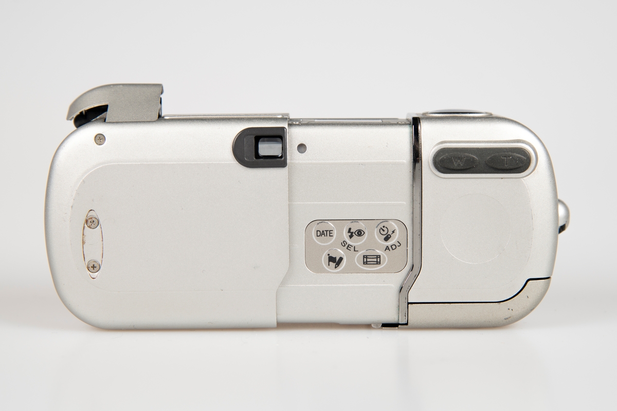 Et kompaktkamera for APS-film med autofokus fra Minolta, med et 22,5-45mm f/5.4-6.6 zoom-objektiv. Kamerakroppen kan dras utover til siden og fungerer også som deksel for objektivet og søkeren. Luker til film og batteri under kameraet. Det har en liten blits som vippes opp når kameraet åpnes. Det er en liten skjerm på toppen, og knapper for fotomoduser og datoinnstilling på baksiden.