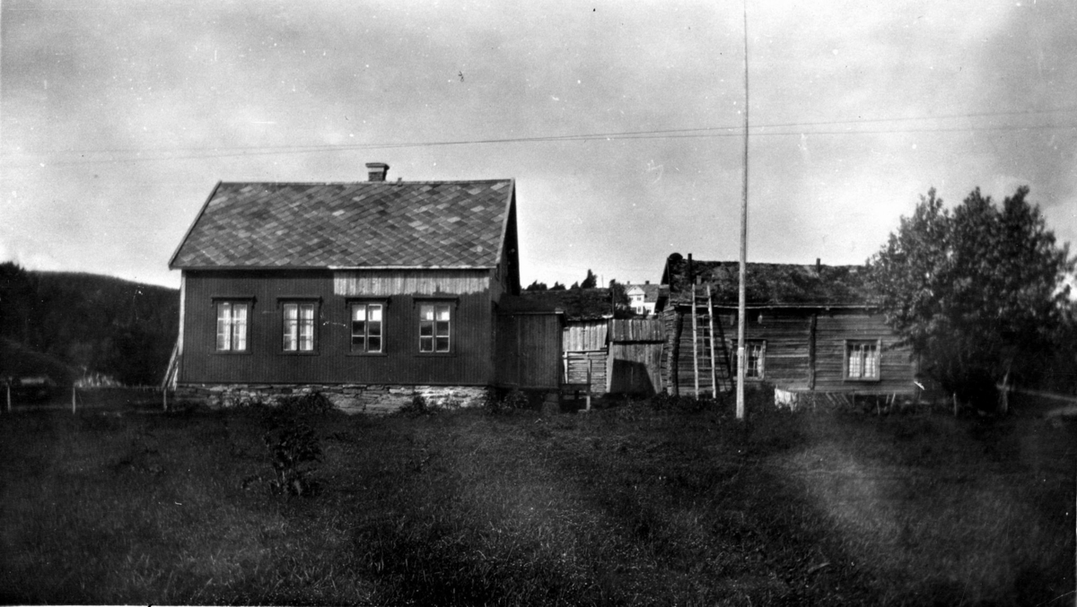 Leirbekkmoen i Målselv. Våningshus til venstre, til høyre den gamle stua.
I 1865 bor Hans og Marthe her, Kirsten og Nils Hansen bor i kårstua.