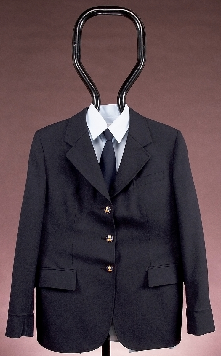 Uniform m/1984 för kvinna. Jacka, skjorta och säkerhetsslips. Kjol/byxa saknas.