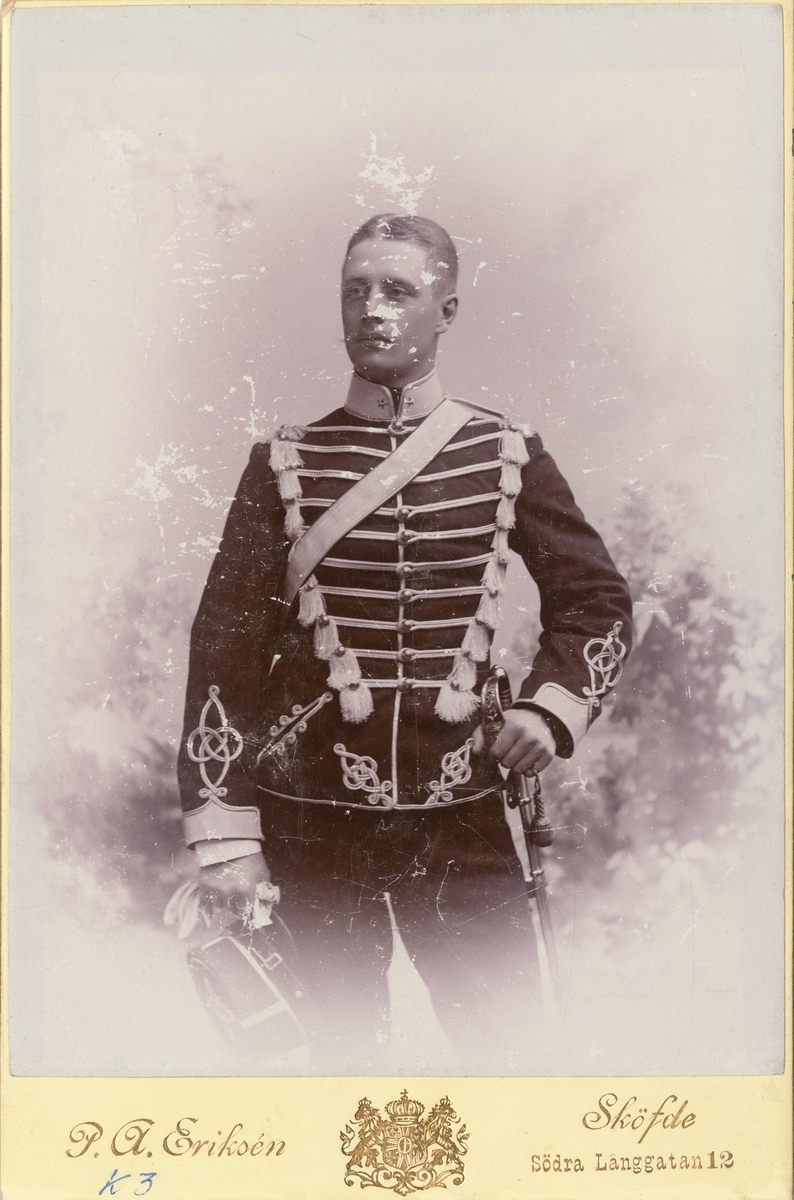 Porträtt av Fredrik Gustaf Gustafsson von Essen, underlöjtnant vid Livregementets husarer K 3.

Se även bild AMA.0007169.