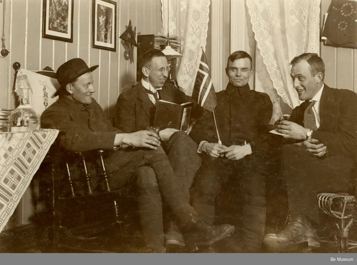 Fire yngre menn sitjande i eit interiør.
Neri H. Valen, Bø, nr. 2 frå v.