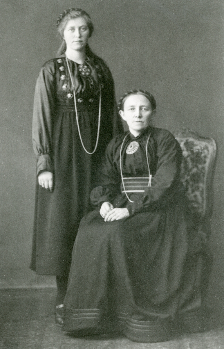 Sitjande Ingrid G. Sisjord, f. 1874, d. 1931 og dottera Gunhild Hansdtr., f. 1900