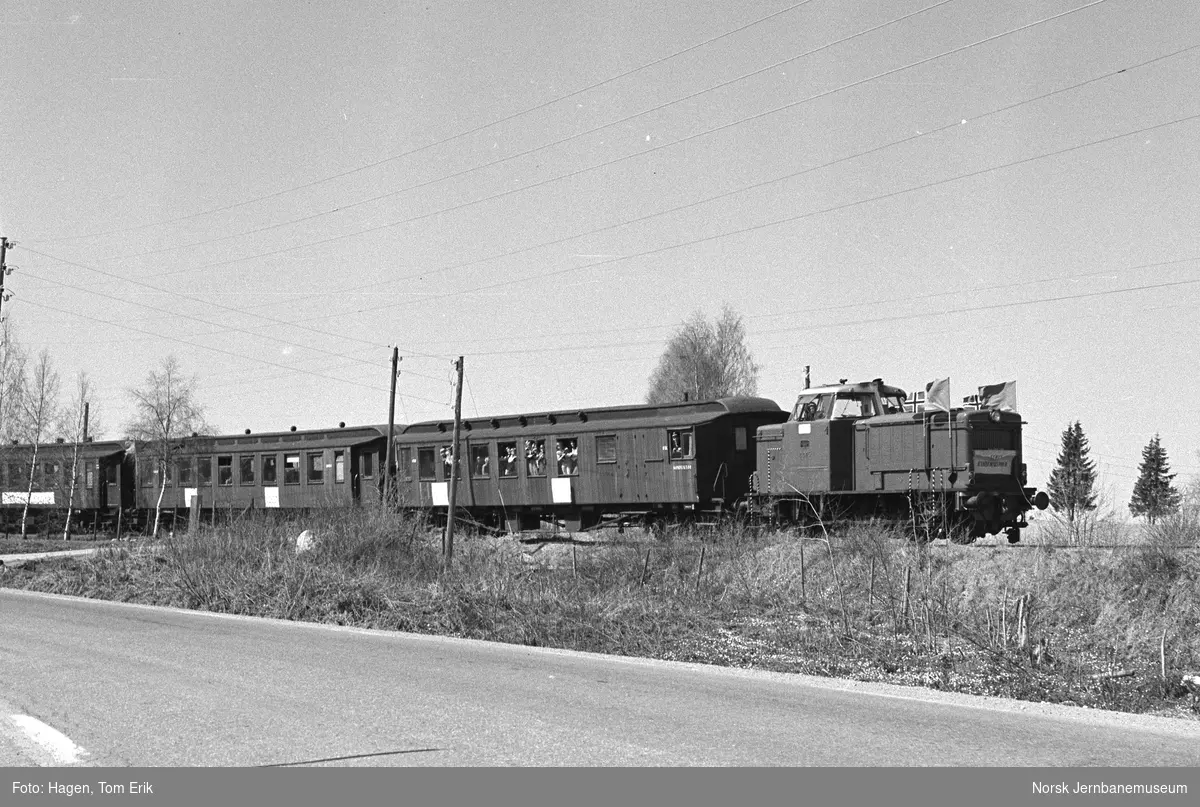 Diesellokomotiv Di 2 845 med jernbaneaksjonens ekstratog til Skreia mellom Bøverbru og Kolbu stasjoner