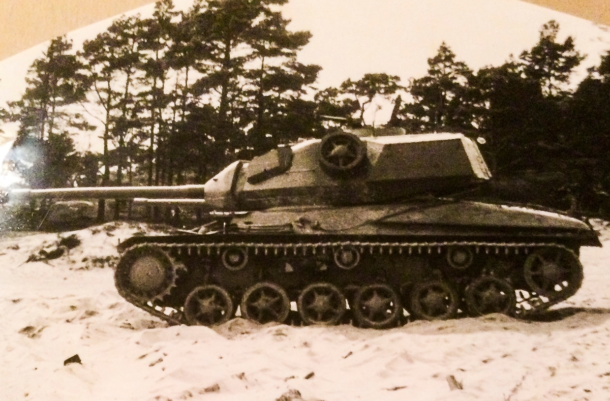 Livkompaniet 1962

BSI 1962-63

Bild 1. Skjutning med stridsvagnskanon och kulspruta på Utö skjutfält. OBS! vagnarna har 40 mm eldrör. Betydligt billigare amunition än med 7,5 cm kanon.

Bild 2. Framför 3. och 4. grupps tält.