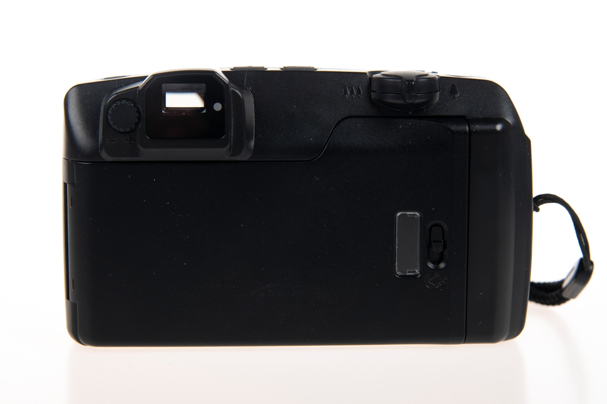 Et kompakt helautomatisk kamera for 35mm film fra Pentax, med 38-105mm zoom-objektiv. Luke bak kameraet til film, og luke for batteri under kameraet. Kameraet har en liten skjerm på toppen, og knapper for blits og selvutløser. Zoomen opereres med en liten spake bak på kameraet. Kameraet har en nakkestropp og en veske i kunstskinn.