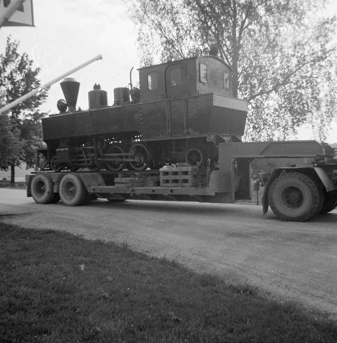 Damplokomotiv nr. 6 HØLAND under transport til museumsbanen