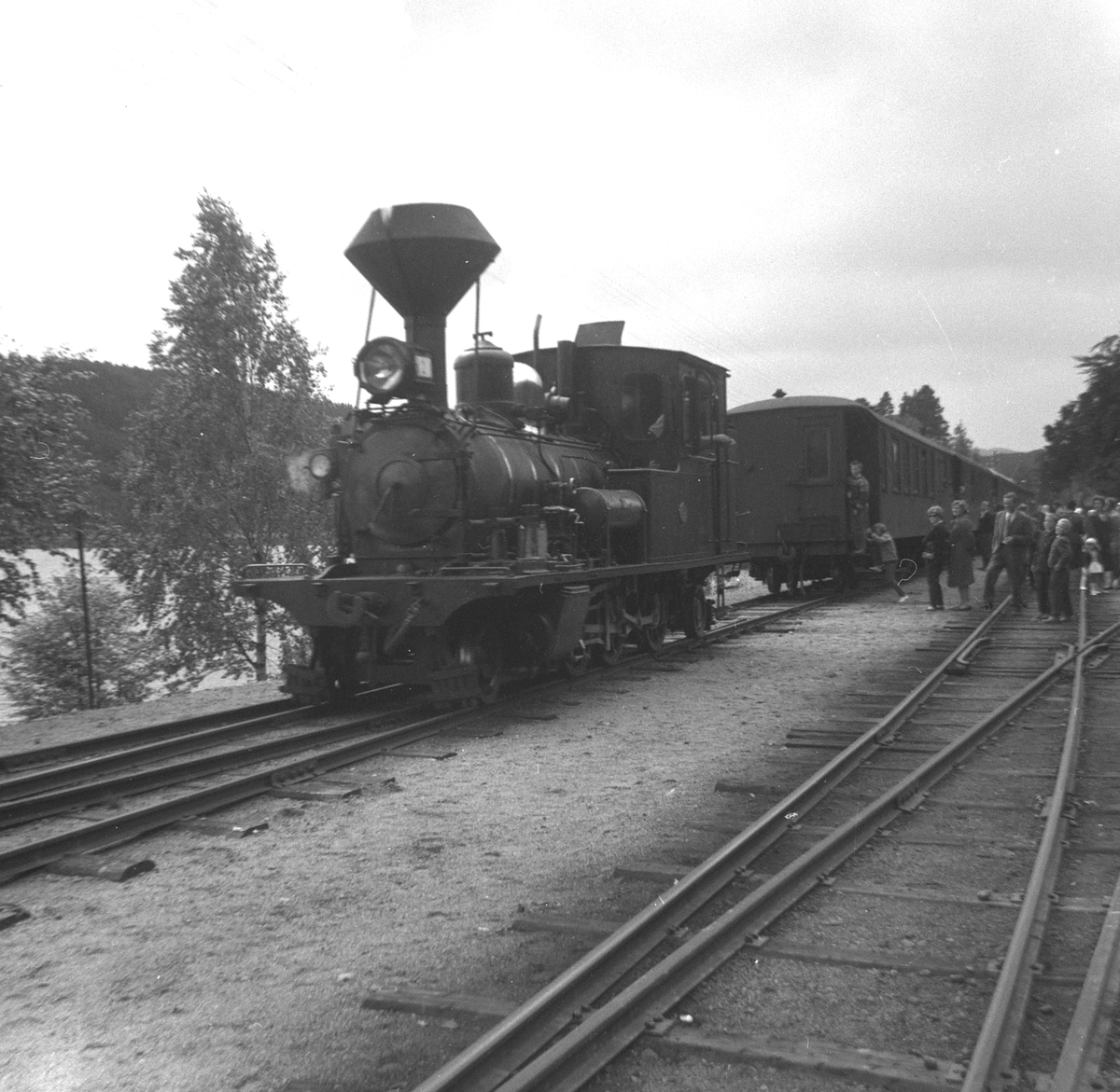 Setesdalsbanens damplokomotiv type XXI nr. 2 med persontog på Byglandsfjord stasjon