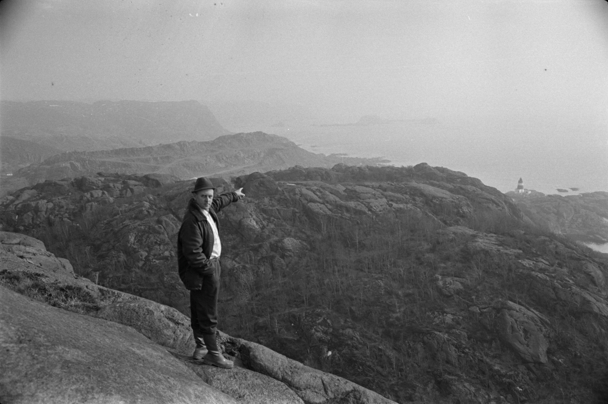 Arthur Immerstein peker mot Sisselfjellet hvor Fjordstein planlegger drift.