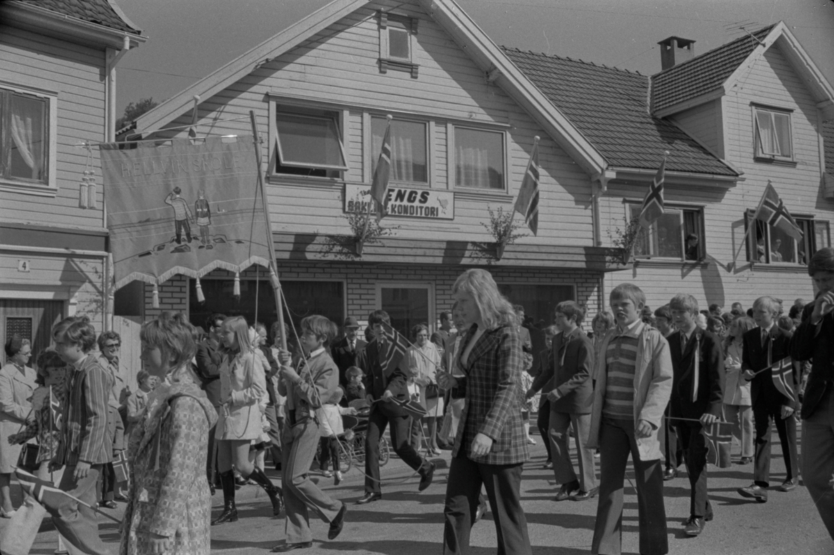 Hellvik skole i Barnetoget på Damsgård, 17. mai 1971.